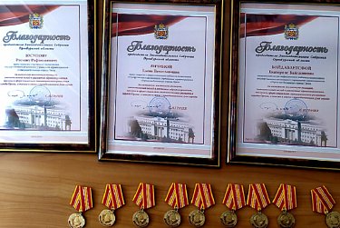 Парламентарии вручили благодарности врачам